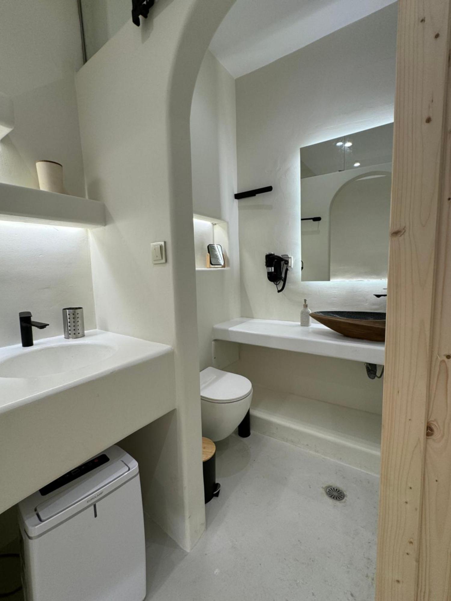 White Jacuzzi Apartment Chora (Ios)