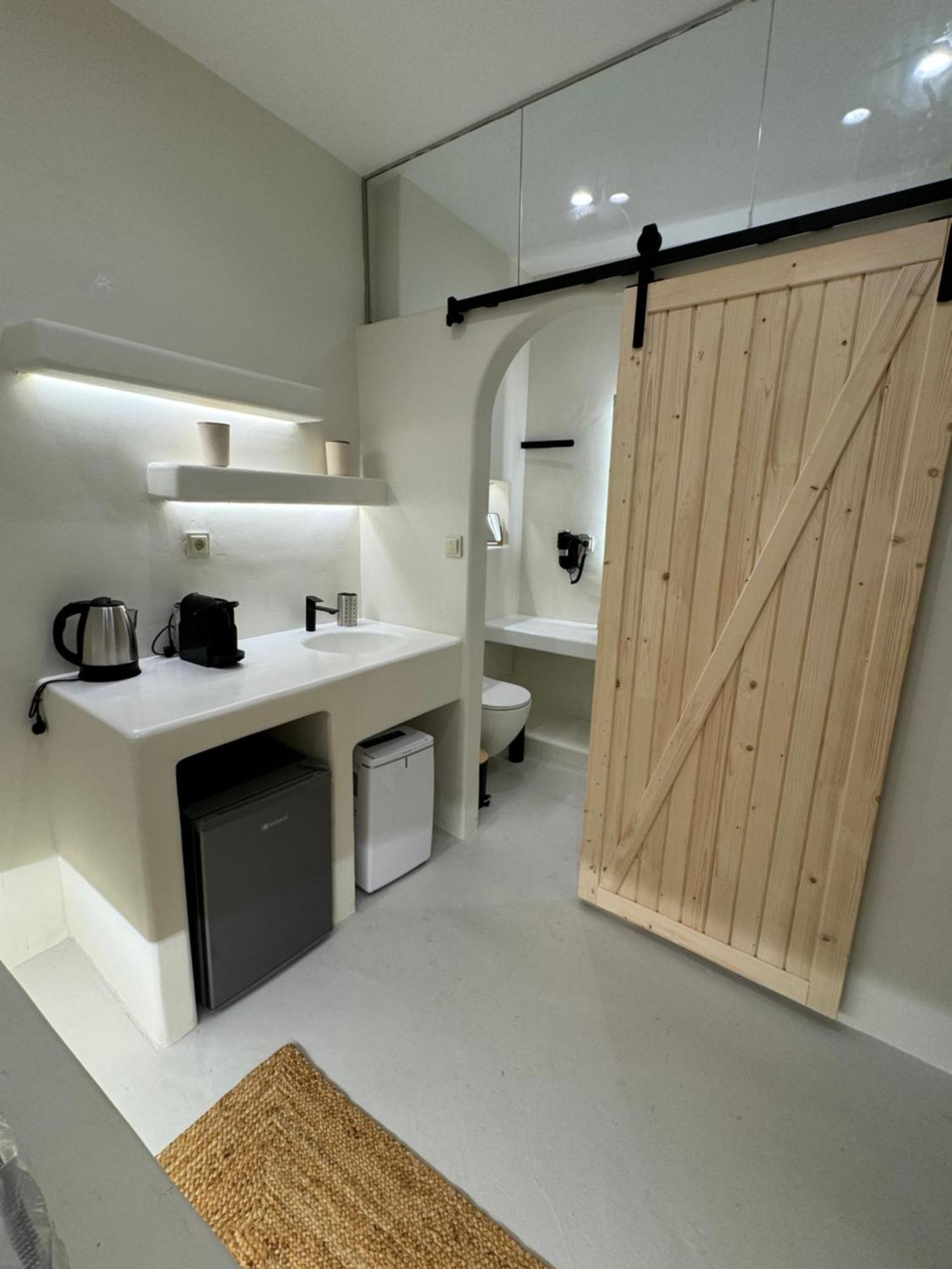 White Jacuzzi Apartment Chora (Ios)