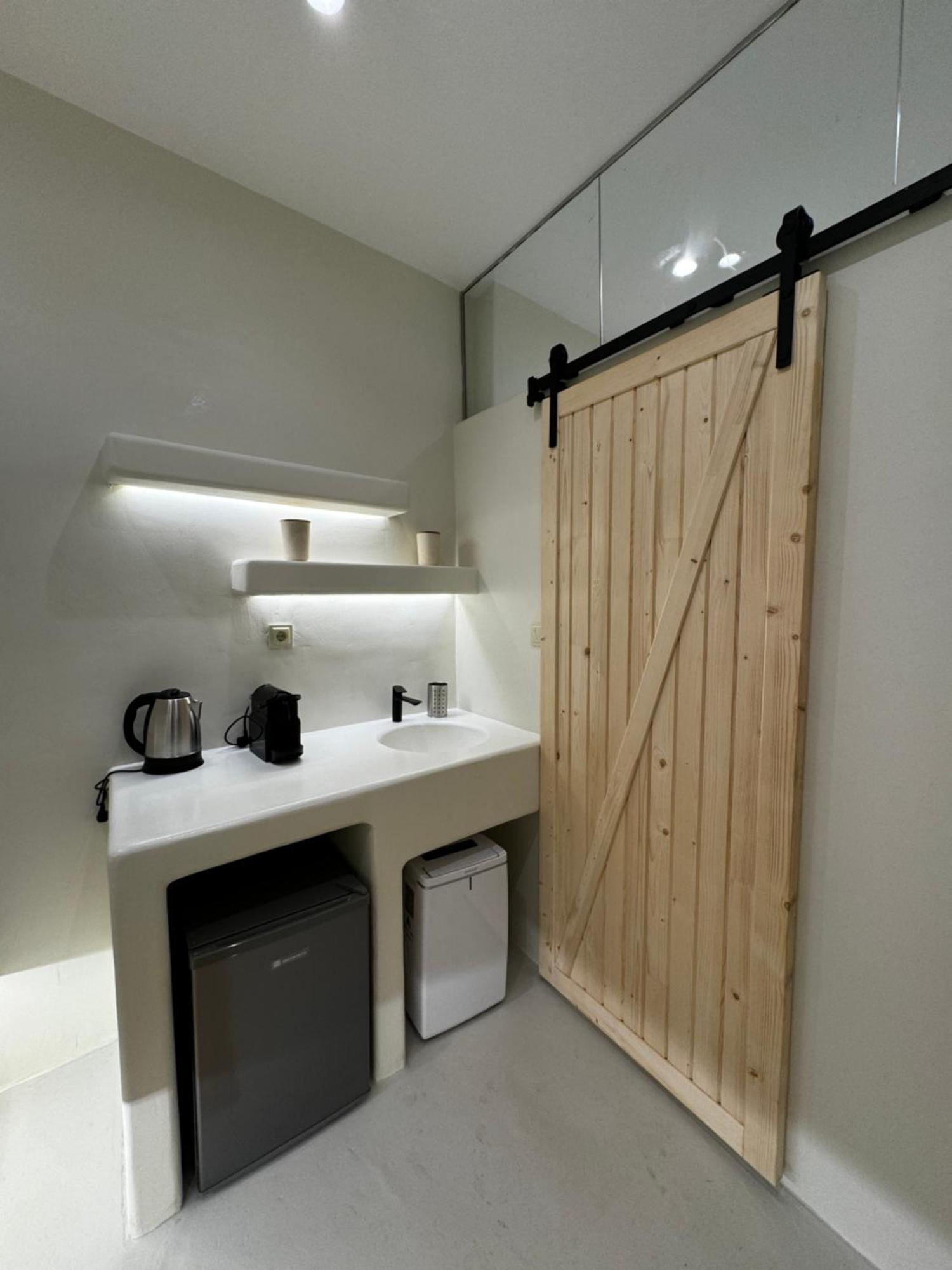 White Jacuzzi Apartment