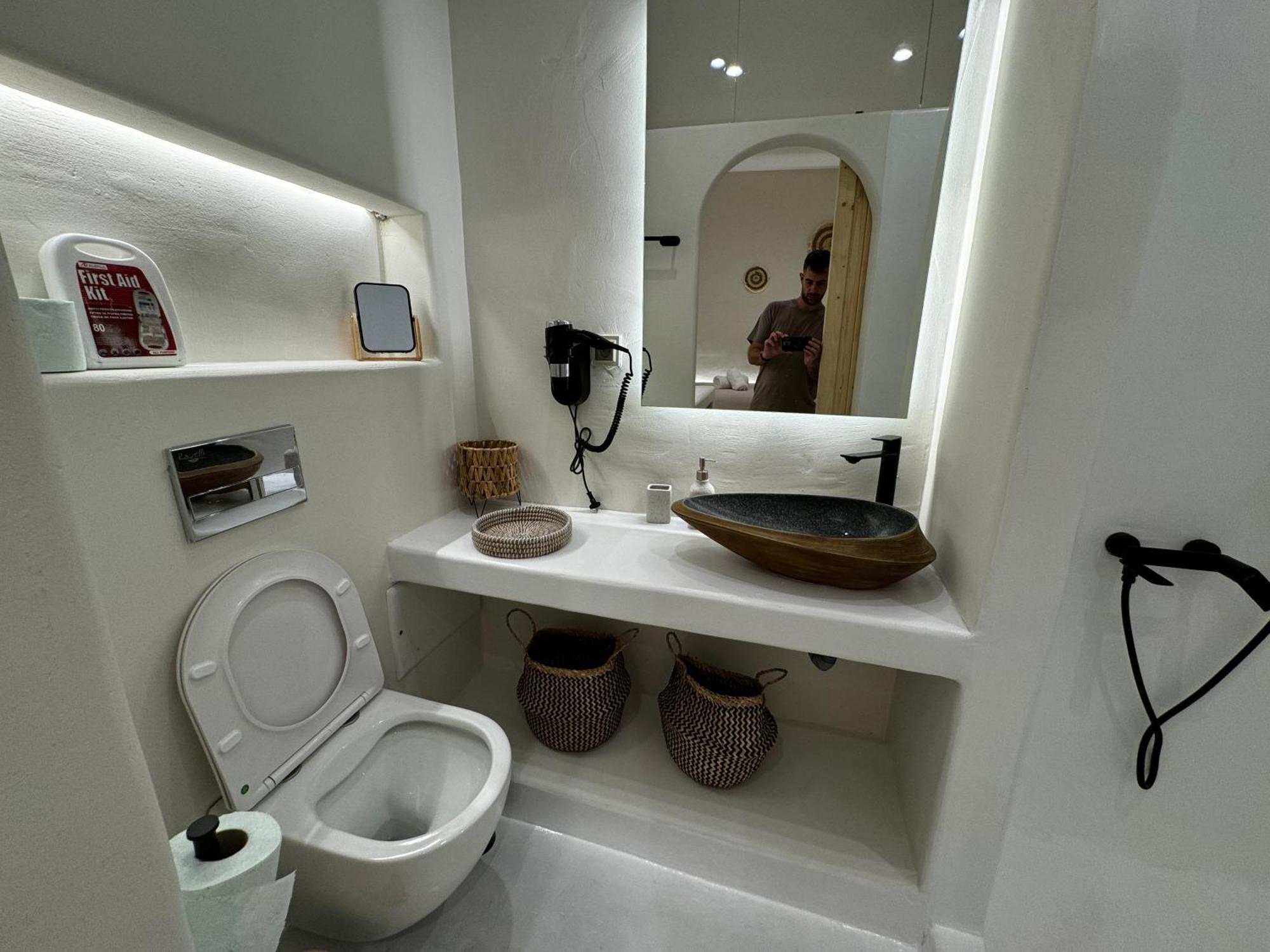 White Jacuzzi Apartment Chora (Ios)