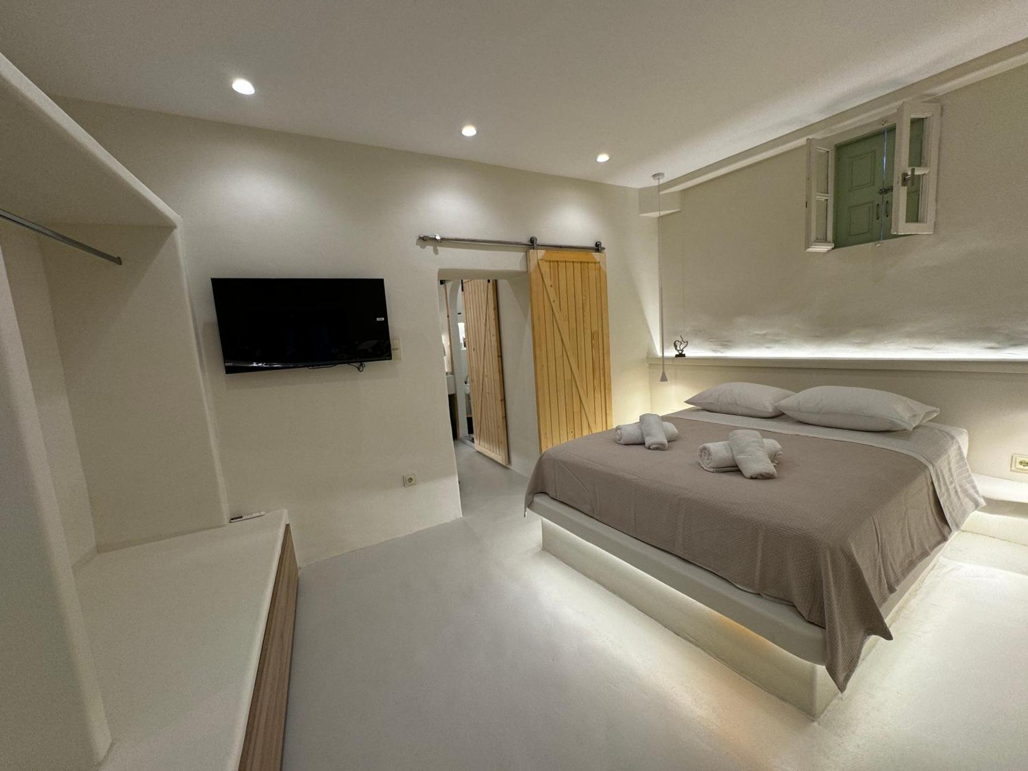 White Jacuzzi Apartment