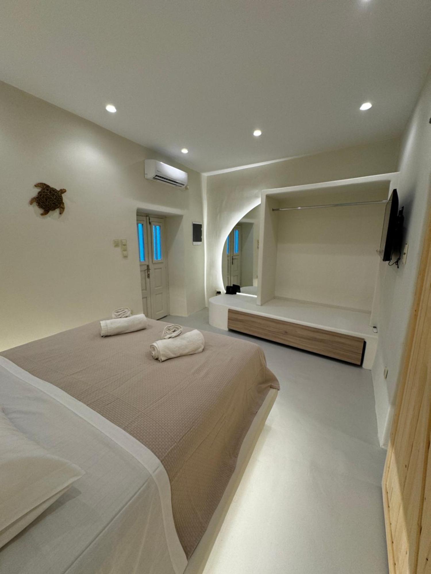 White Jacuzzi Chora (Ios)