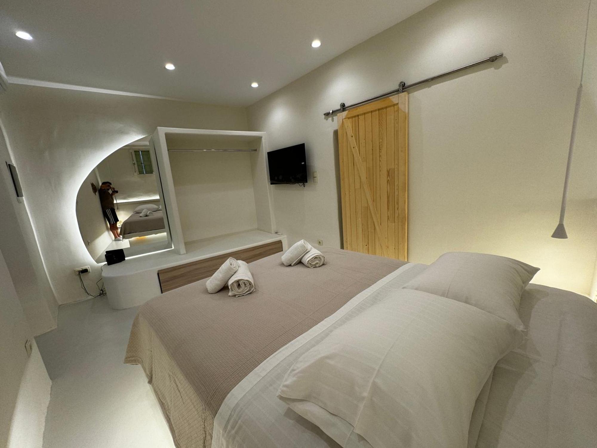White Jacuzzi Apartment Chora (Ios)
