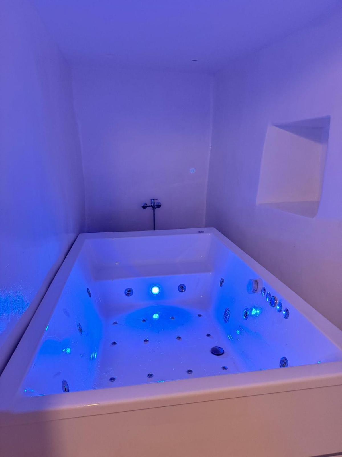 Apartment White Jacuzzi