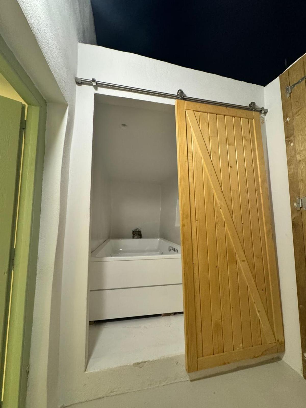 White Jacuzzi Apartment Chora (Ios)